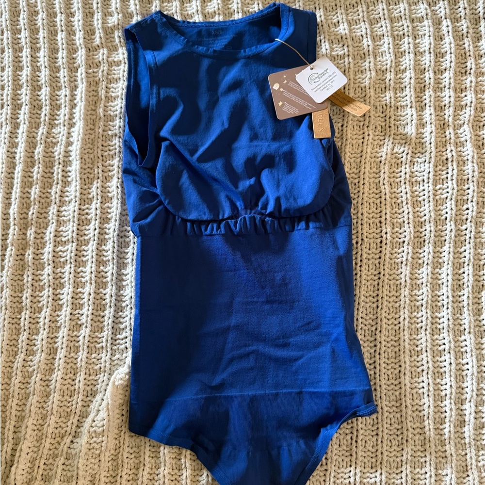 Sleeveless shape type wear bodysuit.